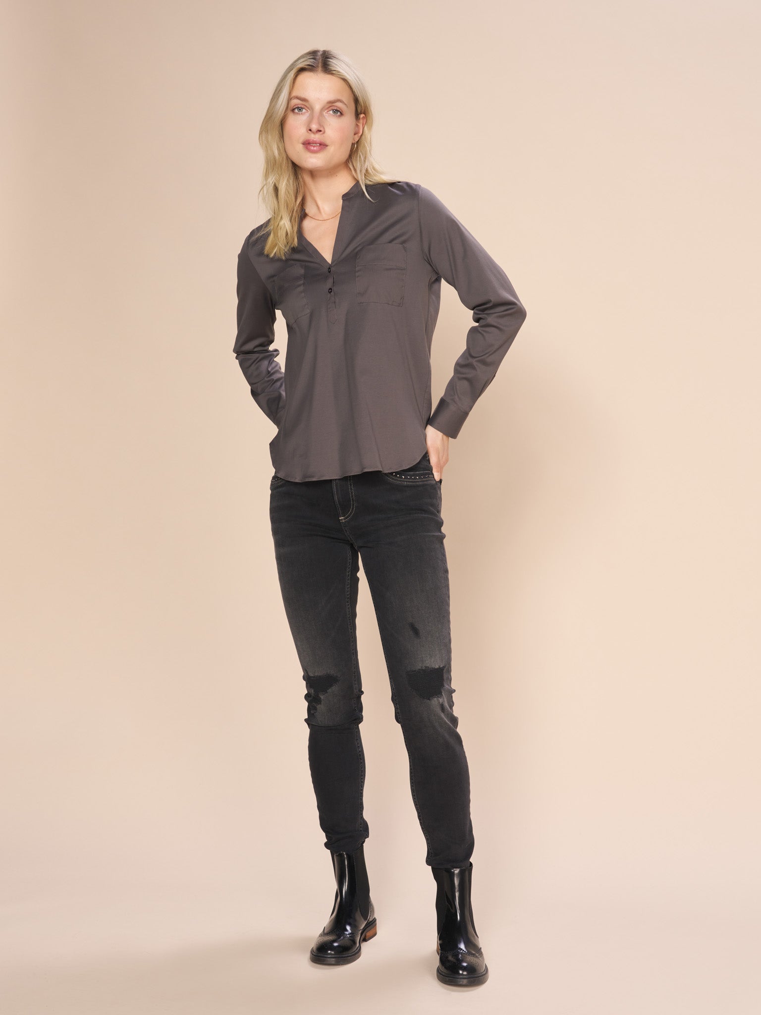 Modelshot / Dark Grey / Detail